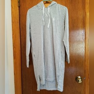 Polo Ralph Lauren long sleeved hooded sleep shirt with pockets!